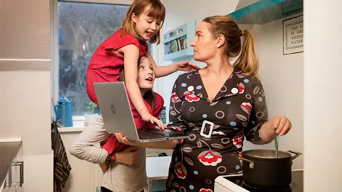 Bannerbillede: stresset mor med børn og computer